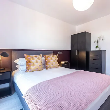 Pristine 1 And 2 Bedroom Near Business District By Belvilla